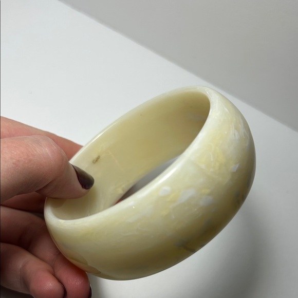 Vintage Cream Bangle Bracelet - Picture 3 of 6
